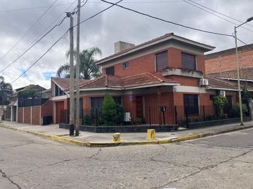 Venta Casa 5 Amb con Jardin y Pileta Temperley