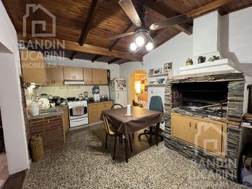 Casa en Berazategui en Venta A metros de Plaza Ducilo.  2 Casas PH Juntas.