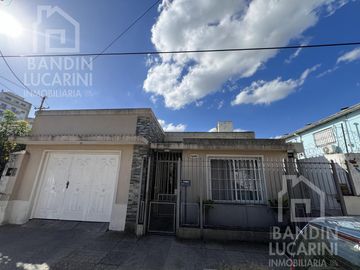 Casa en Berazategui en Venta A metros de Plaza Ducilo.  2 Casas PH Juntas.
