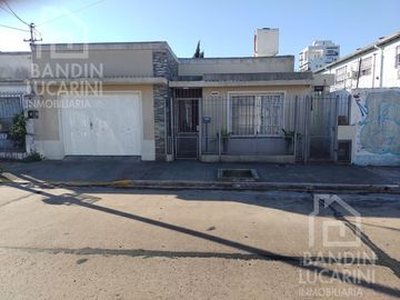 Casa en Berazategui en Venta A metros de Plaza Ducilo.  2 Casas PH Juntas.