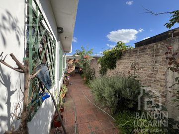 Casa en Berazategui en Venta A metros de Plaza Ducilo.  2 Casas PH Juntas.