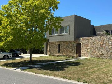 VENTA DE  CASA EN EL CANTON BARRIO GOLF