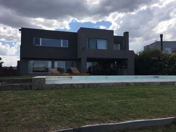 VENTA DE  CASA EN EL CANTON BARRIO GOLF