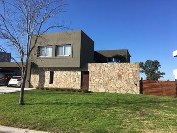 VENTA DE  CASA EN EL CANTON BARRIO GOLF