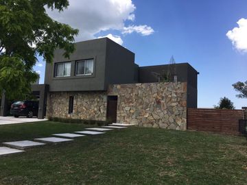VENTA DE  CASA EN EL CANTON BARRIO GOLF