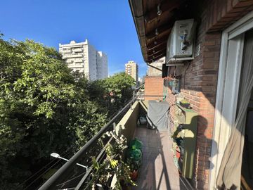 Luminoso 2 ambientes tipo  loft con Balcon y cochera cubierta en venta! Martinez