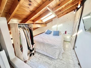 Luminoso 2 ambientes tipo  loft con Balcon y cochera cubierta en venta! Martinez