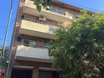 Luminoso 2 ambientes tipo  loft con Balcon y cochera cubierta en venta! Martinez