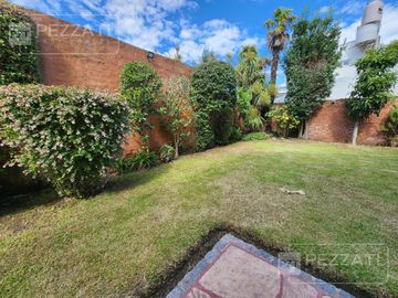 Chalet en zona Chauvin, 3 dormitorios, 3 baños ( 1 suite), garage, quincho, parque