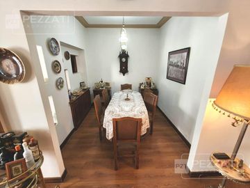 Chalet en zona Chauvin, 3 dormitorios, 3 baños ( 1 suite), garage, quincho, parque
