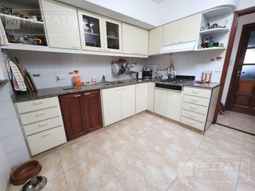 Chalet en zona Chauvin, 3 dormitorios, 3 baños ( 1 suite), garage, quincho, parque