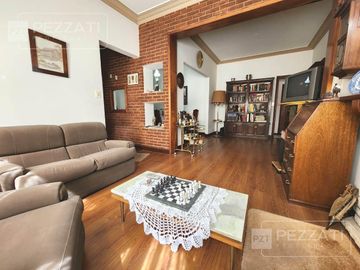Chalet en zona Chauvin, 3 dormitorios, 3 baños ( 1 suite), garage, quincho, parque