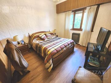 Chalet en zona Chauvin, 3 dormitorios, 3 baños ( 1 suite), garage, quincho, parque