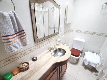 Chalet en zona Chauvin, 3 dormitorios, 3 baños ( 1 suite), garage, quincho, parque