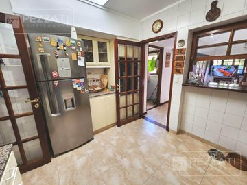Chalet en zona Chauvin, 3 dormitorios, 3 baños ( 1 suite), garage, quincho, parque