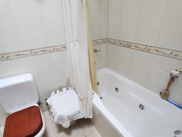 Chalet en zona Chauvin, 3 dormitorios, 3 baños ( 1 suite), garage, quincho, parque