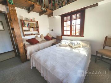 Chalet en zona Chauvin, 3 dormitorios, 3 baños ( 1 suite), garage, quincho, parque