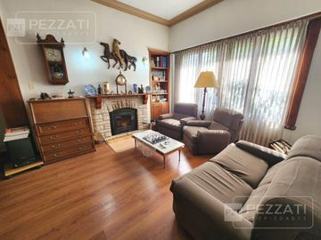 Chalet en zona Chauvin, 3 dormitorios, 3 baños ( 1 suite), garage, quincho, parque