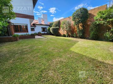 Chalet en zona Chauvin, 3 dormitorios, 3 baños ( 1 suite), garage, quincho, parque