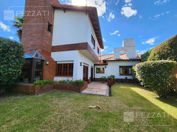 Chalet en zona Chauvin, 3 dormitorios, 3 baños ( 1 suite), garage, quincho, parque