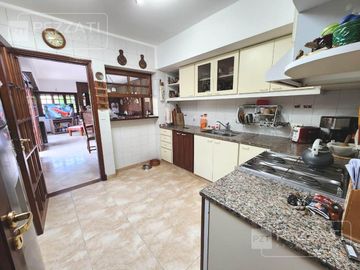 Chalet en zona Chauvin, 3 dormitorios, 3 baños ( 1 suite), garage, quincho, parque