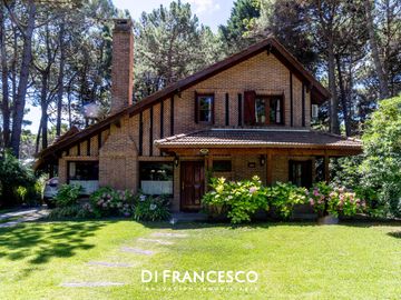 Casa de  5 ambientes en Venta en Pinamar - Fragata La Victoria 3852 - Retasada