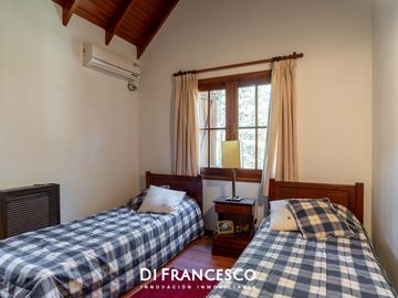 Casa de  5 ambientes en Venta en Pinamar - Fragata La Victoria 3852 - Retasada