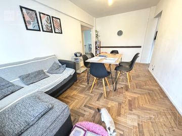 Departamento de 3 ambientes, al frente, balcòn, zona Plaza Mitre