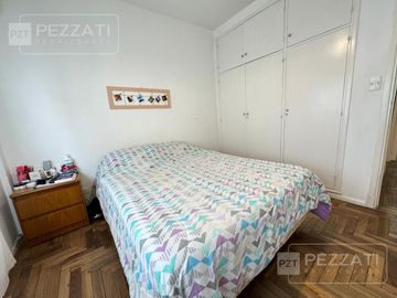Departamento de 3 ambientes, al frente, balcòn, zona Plaza Mitre
