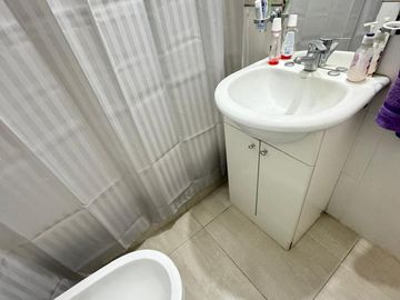 Departamento de 3 ambientes, al frente, balcòn, zona Plaza Mitre