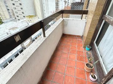 Departamento de 3 ambientes, al frente, balcòn, zona Plaza Mitre