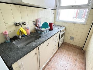 Departamento de 3 ambientes, al frente, balcòn, zona Plaza Mitre