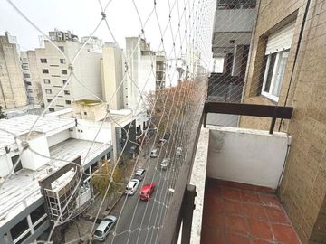 Departamento de 3 ambientes, al frente, balcòn, zona Plaza Mitre