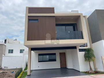 Casa en venta en Fracc. Lombardía, Irapuato, Gto.