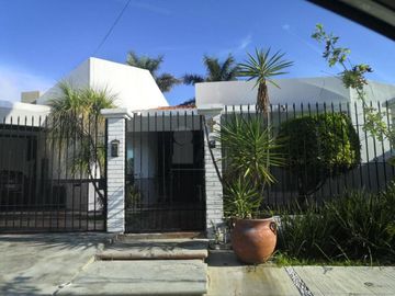 Casa de una planta con alberca propia