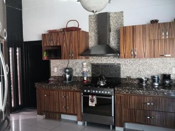 Casa de una planta con alberca propia