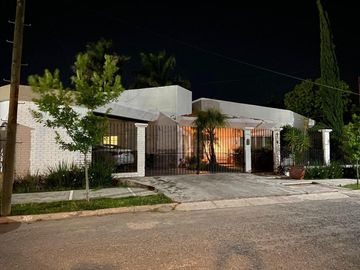 Casa de una planta con alberca propia