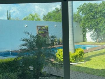 Casa de una planta con alberca propia
