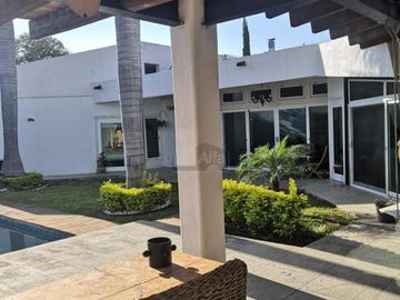 Casa de una planta con alberca propia