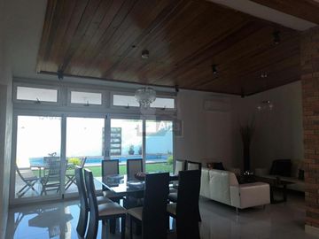 Casa de una planta con alberca propia