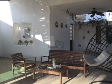 Casa de una planta con alberca propia
