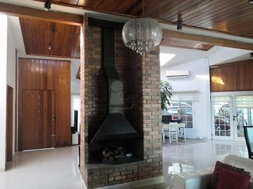 Casa de una planta con alberca propia