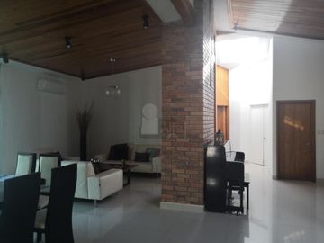 Casa de una planta con alberca propia
