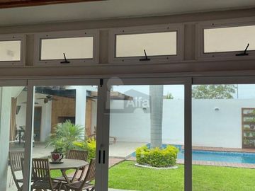Casa de una planta con alberca propia