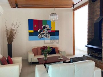 Casa de una planta con alberca propia