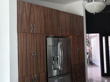Casa de una planta con alberca propia