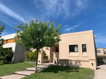 casa en venta en barrio  Las Tipas, Nordelta.