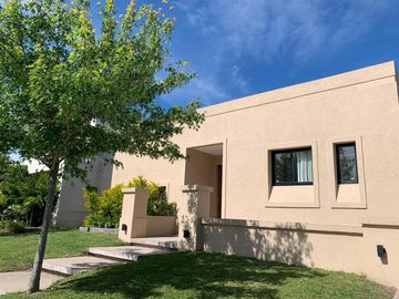 casa en venta en barrio  Las Tipas, Nordelta.