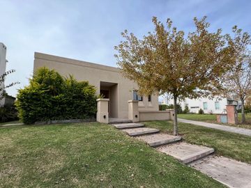 casa en venta en barrio  Las Tipas, Nordelta.