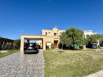 VENTA CASA SAN SEBASTIAN A LA LAGUNA 5 AMBIENTES EN 2 PLANTAS
